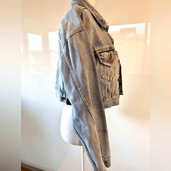Levi's Cropped Barrel Blue Jean Jacket. - Picture 6 of 14